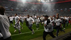 Les supporters de l'Eintracht Francfort envahissent le terrain après un match contre West Ham, le 5 mai 2022