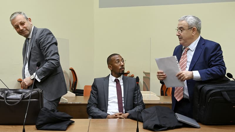 Le footballeur international allemand Jérôme Boateng avec ses avocats Norman Gelbart et Peter Zurel, à Munich le 20 octobre 2022