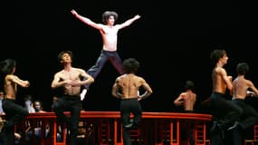 Les danseurs du "Béjart Ballet Lausanne" interprètent le "Boléro" de Maurice Ravel le 26 Novembre 2004 sur la scène du Zénith à Lille pour les 50 ans de sa compagnie.
