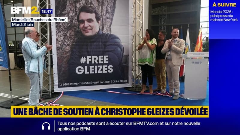 Une bâche de soutien au journaliste Christophe Gleizes, détenu en Algérie, dévoilée à Marseille