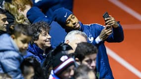 Presnel Kimpembe en mode selfie avec les supporters