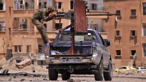 Un soldat kurde derrière une mitrailleuse dans la province d'Hassaké