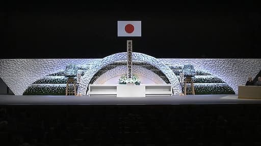 De nombreuses cérémonies ont eu lieu sur la côte du nord-est ravagée par le raz-de-marée et ailleurs dans le pays, notamment ici à Tokyo