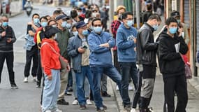 Des personnes font la queue pour être testées au Covid-19 à Shanghai, en Chine, le 16 mars 2022
