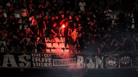 Un fumigène dans le parcage de Francfort au Vélodrome
