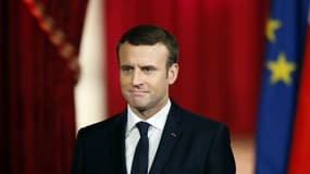 Emmanuel Macron, nouveau président de la République française, écoute Laurent Fabius, président du Conseil constitutionnel, lors de son investiture à l'Elysée, le 14 mai 2017 à Paris. 