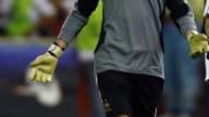 Le portier de l'équipe de France Hugo Lloris réagit à son expulsion par l'arbitre M. Rosetti, à la 10e du match en Serbie (1-1).