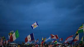 Des milliers de jeunes catholiques du monde entier se sont réunis mardi sur la plage de Copacabana, à Rio de Janeiro, pour suivre la messe inaugurale des Journées mondiales de la jeunesse (JMJ) animée par les prêtres locaux et du Vatican. /Photo prise le