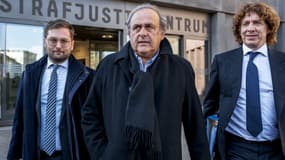 Michel Platini entouré de ses avocats à sa sortie du tribunal de Muttenz en Suisse, le 3 mars 2025