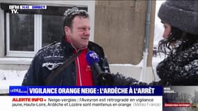 "Je ne sais pas quand est-ce que je vais repartir": ce motard s'est retrouvé bloqué par les importantes chutes de neige en Ardèche