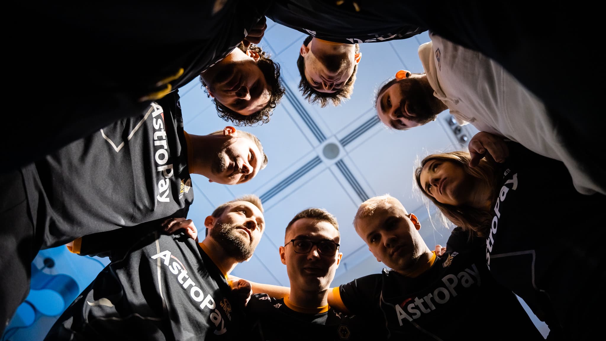 L'équipe Wolves prêt pour son prochain match du Six Invitational