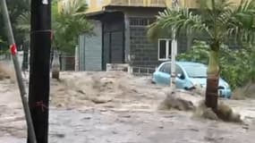 Des torrents s'écoulaient dans les villes de l'île Maurice lundi au passage de l'ouragan Belal