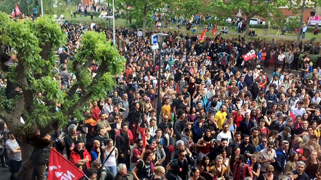 Les manifestants bloquant le boulevard de l'Embouchure à Toulouse devant l'hôtel de police.
