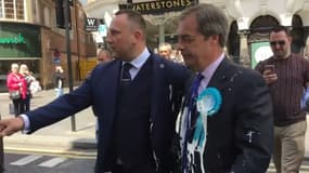 Nigel Farage aspergé d'un milkshake, le 20 mai 2019 à Newcastle. 