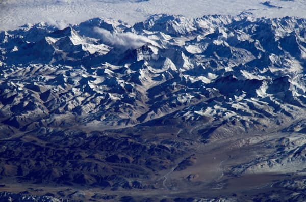 Le mont Everest et le mont Makalu vus depuis la station spatiale internationale en 2004 Le mont Everest et le mont Makalu vus depuis la station spatiale internationale en 2004