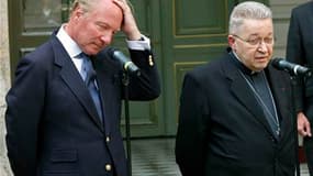 Le cardinal André Vingt-Trois et le ministre de l'Intérieur, Brice Hortefeux, à Paris. Le président de la Conférence des évêques de France s'est défendu mardi de vouloir organiser un "match politique" avec le gouvernement à propos du sort réservé aux Roms