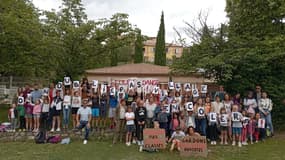 Des parents se mobilisent devant une école à Champtercier (Alpes-de-Haute-Provence) en juin 2023