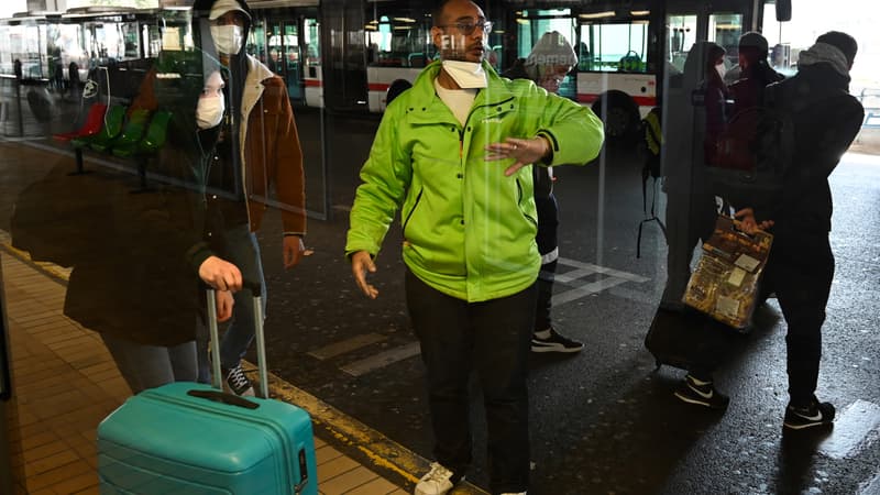 Personnes portant des masques sanitaires à Lyon. 