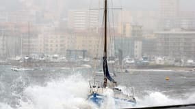 Photo de vagues s'écrasant sur les berges du port d'Ajaccio, le 19 février 2010/ Image d'illustration