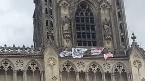 Banderoles accrochées sur le toit de la cathédrale d'Orléans le 9 mai 2013.