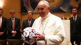 Le pape François avec un ballon de football le 22 octobre 2014
