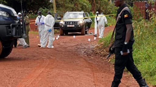 Des experts en médecine légale enquêtent sur la scène de crime du porte-parole de la police ougandaise Andrew Kaweesi, dans un faubourg de Kampala, le 17 mars 2017