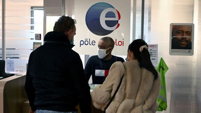 Des personnes à l'accueil de l'agence Pôle Emploi de Château-Gombert, à Marseille, le 14 décembre 2020