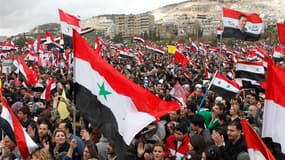 Des partisans du président syrien Bachar al Assad sont descendus jeudi dans les rues de différentes villes de Syrie, ici à Damas, dans le cadre d'une démonstration de force organisée le jour même du premier anniversaire du début du soulèvement contre le r