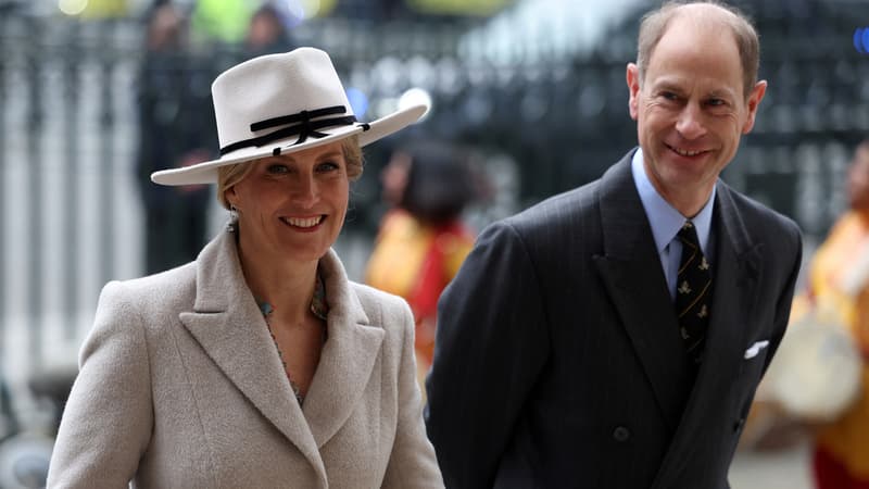 Regarder la vidéo Le duc et la duchesse d'Edimbourg célèbrent leurs 25 ans de mariage
