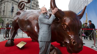 Arturo Di Modica et sa statue du "Charging Bul" à Shanghai
