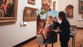 Le Louvre accueille chaque année une centaine de peintres autorisés à copier les toiles de maîtres.