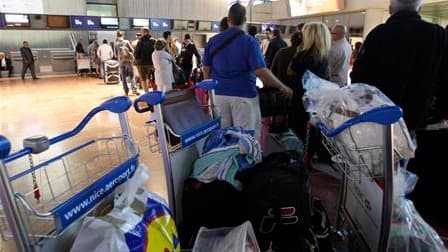 Dominique Bussereau a justifié la décision du gouvernement de prolonger la fermeture des aéroports situés au nord d'une ligne Bordeaux-Nice au moins jusqu'à mardi 08h00 en raison du nuage de cendres volcaniques venu d'Islande. En matière de sécurité aérie