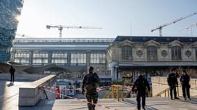 Des policiers devant la gare d'Austerlitz apres des tirs d'un agent de la sûreté ferroviaire le 3 février 2025 