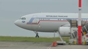 L'un des avions de rapatriement arrivé à l'aéroport Roissy-Charles-de-Gaulle 