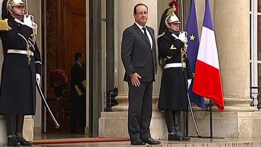 Le président François Hollande devant l'Elysée