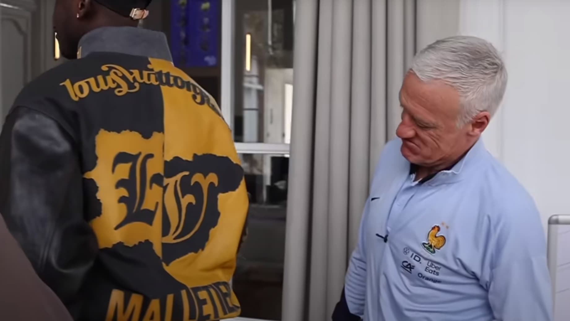 Didier Deschamps "tique" sur la veste de Randal Kolo Muani à son arrivée à Clairefontaine, le 18 mars 2024