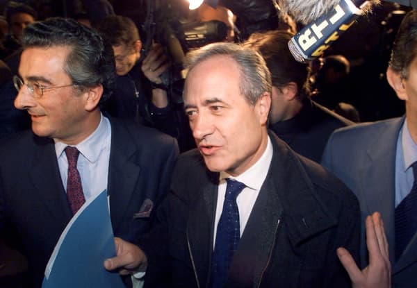 Jean Tiberi avec (à gauche) son conseiller Jean-François Probst, arrivant à une commission exécutive du RPR censée prononcer l'exclusion du maire dissident, le 12 octobre 2000. Jean Tiberi avec (à gauche) son conseiller Jean-François Probst, arrivant à une commission exécutive du RPR censée prononcer l'exclusion du maire dissident, le 12 octobre 2000.