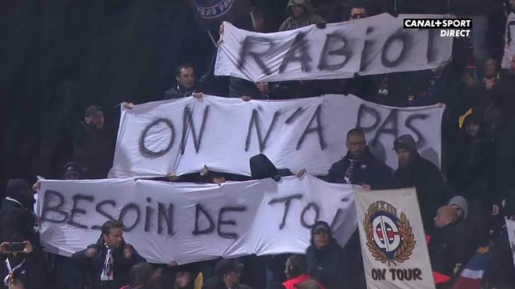 Banderole déployée par les supporters parisiens Banderole déployée par les supporters parisiens