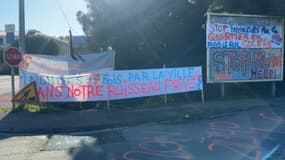 Des banderoles brandies à l'entrée du lotissement des Floralies à Fréjus (Var) par les habitants en raison des inondations fréquentes, le lundi 11 novembre 2024.