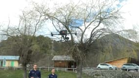 Une démonstration de vol d'un drone à capteurs multispectraux par des enquêteurs de l'Institut de recherche criminelle de la gendarmerie nationale (IRCGN) déployés au Haut-Vernet (Alpes-de-Haute-Provence) le lundi 1er avril 2024, après la découverte des ossements d'Émile.