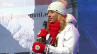 JO 2018 : Ester Ledecka ovationnée à son retour à Prague