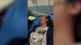 Une jeune femme prise en charge dans un hôpital après une intoxication au gaz dans son école en Iran
