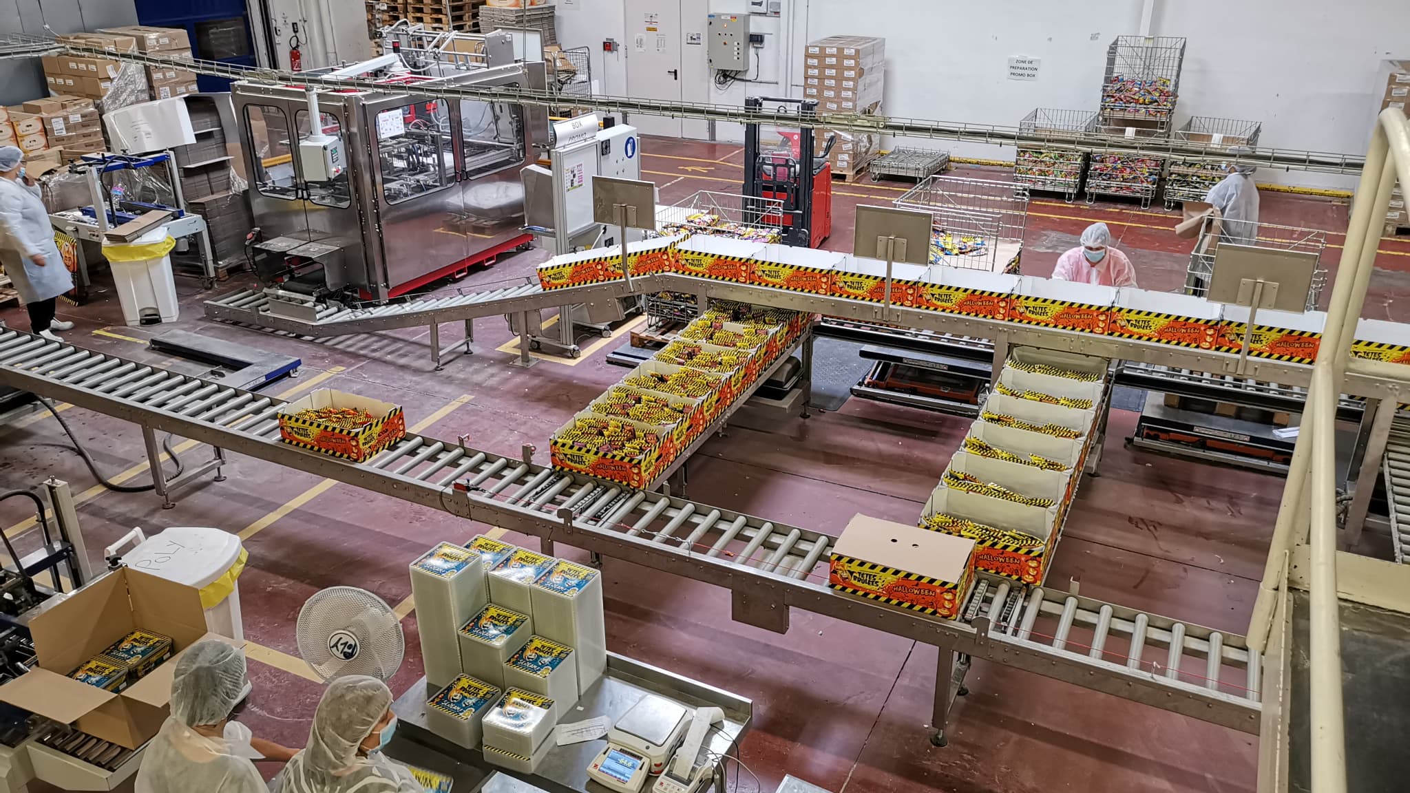 Une ligne de production des bonbons "Têtes brûlées" dans l'usine de Neuville-en-Ferrain (Nord).