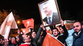 Des supporters brandissent un portrait de Recep Tayyip Erdogan après la victoire de l'AKP aux législatives, le 1er novembre, à Istanbul. 