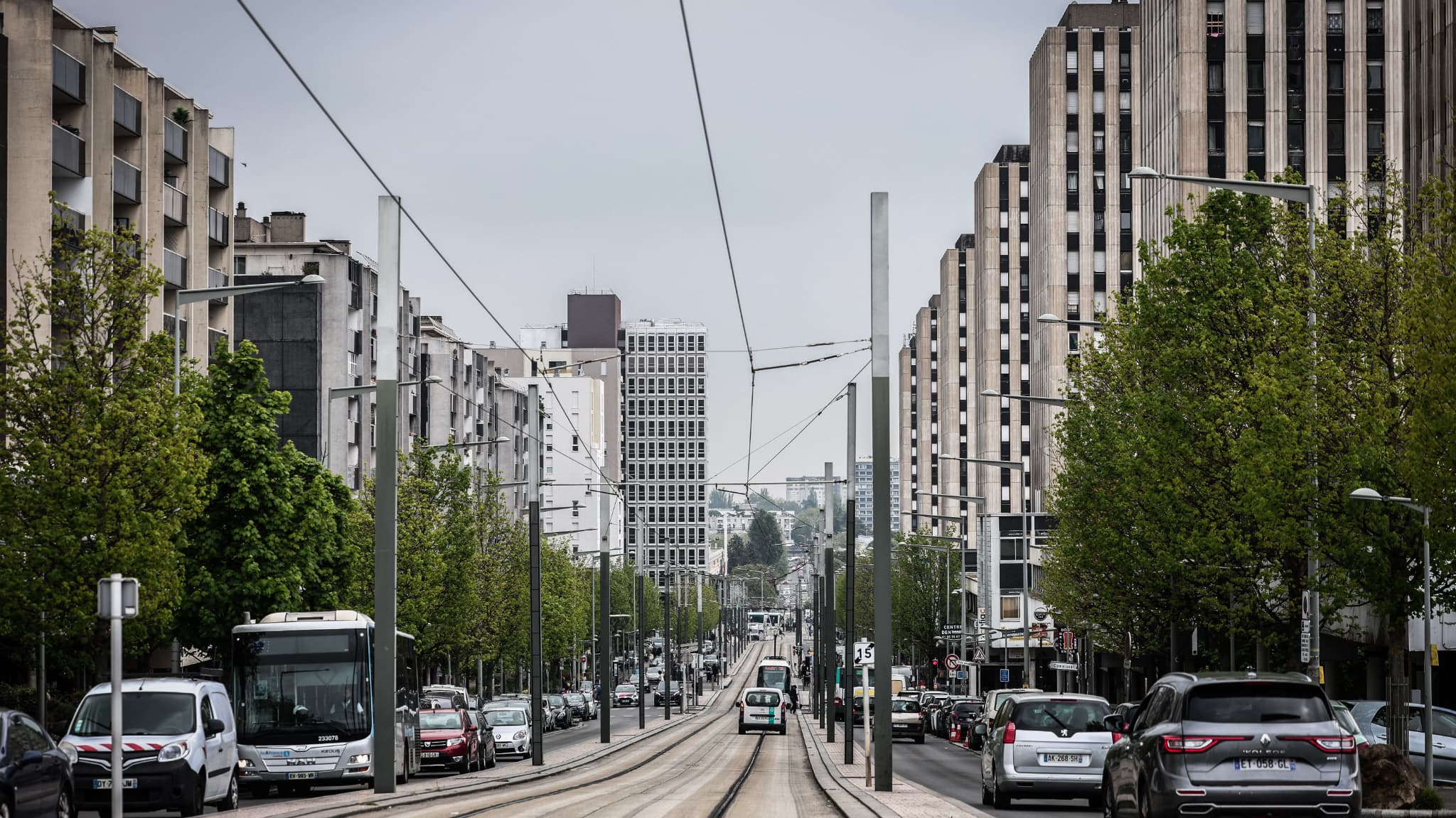 Cette photographie montre l'avenue du 8 mai 45, au cœur du Grand Ensemble de Sarcelles, dans le Val-d'Oise, le 25 avril 2025. Modifié plutôt que démoli, le Grand Ensemble de Sarcelles (Val-d'Oise), aujourd'hui âgé de 70 ans, fait preuve d'une résilience surprenante pour cette architecture tant décriée. 
