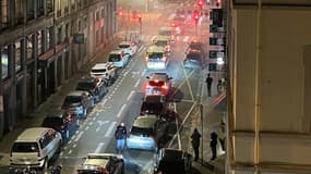 Une rue du secteur du cours Vitton à Lyon après l'utilisation de gaz lacrymogènes par les policiers dans le cadre de heurts entre supporters.