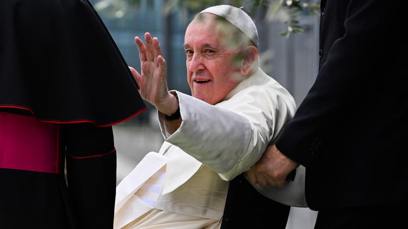 Le Vatican annonce que le pape François devrait quitter l'hôpital ce samedi