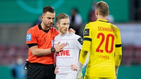 Florian Kainz réconforté par l'arbitre