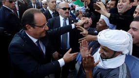 François Hollande a été accueilli en grande pompe mercredi à l'aéroport d'Alger par le président Abdelaziz Bouteflika. Le chef de l'Etat français s'est ensuite offert un bain de foule sur le front de mer d'une capitale algérienne sous haute surveillance.