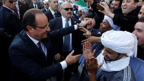 François Hollande a été accueilli en grande pompe mercredi à l'aéroport d'Alger par le président Abdelaziz Bouteflika. Le chef de l'Etat français s'est ensuite offert un bain de foule sur le front de mer d'une capitale algérienne sous haute surveillance.